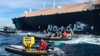 eBlue_economy_Greenpeace Protestors Block Spanish Gas Terminal Entrance