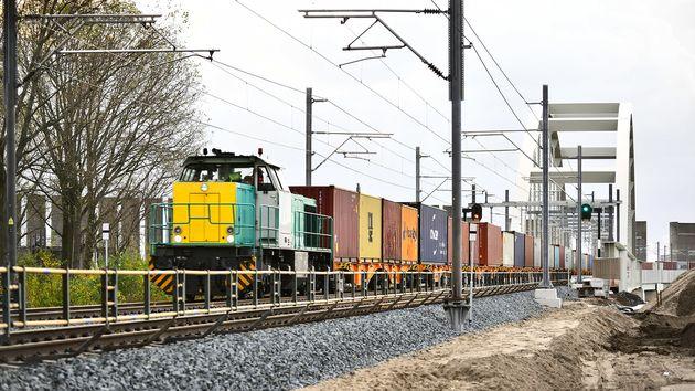 eBlue_economy_10,000 trains on the Theemsweg Route