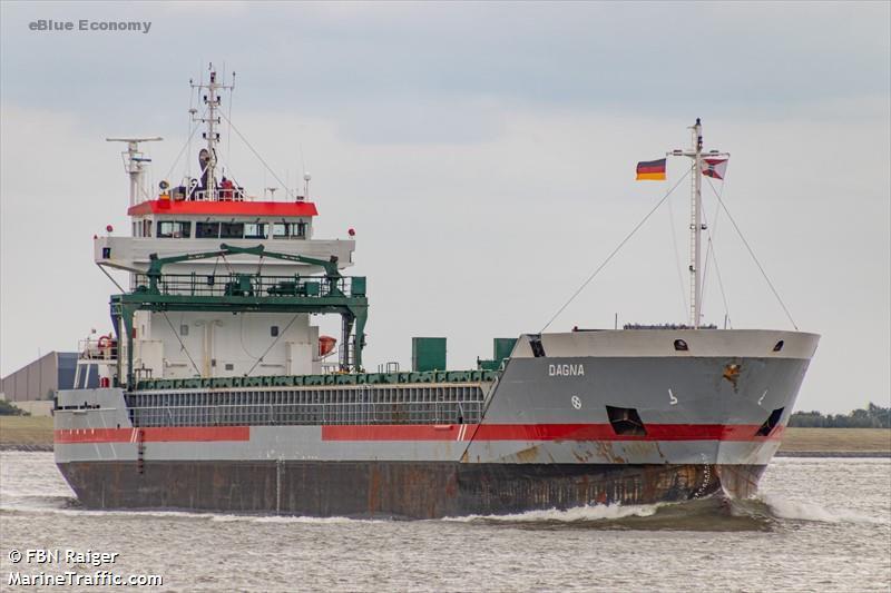 eBlue_economy_Dutch and German cargo ships collision in Lower Weser, both damaged
