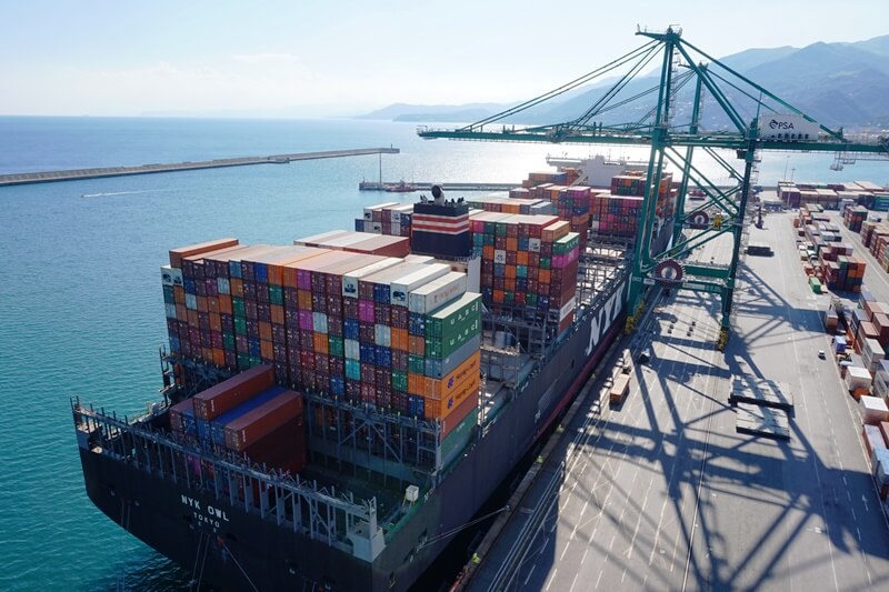 eBlue_economy_Container freight rates from Asia are falling again_ the Mediterranean is cheaper than Northern Europe